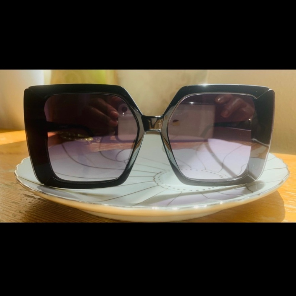 Chunky 90’s style sunglasses